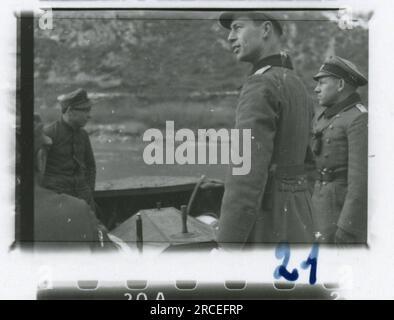 Photographe SS, Fink ,1943 & 1944 procession funéraire, Reinhard Heydrich, artiste sculptant buste de Heydrich, Heinrich Himmler, soldats s'entraînant avec lance-roquettes, troupes de ski s'entraînant dans les montagnes, opération de pont dans les montagnes. Images illustrant les activités de première ligne des unités de la Waffen-SS sur les fronts occidental et oriental, y compris la Pologne, la France, les Balkans, l'Italie, Et la Russie, ainsi que des exercices de formation, des portraits d'individus et de vues de groupe, et des scènes de villes et de villages, et des populations locales. Banque D'Images