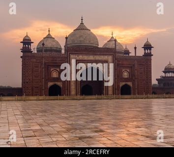 Mosquée au Taj Mahal, site du patrimoine mondial de l'UNESCO, à New Delhi, Inde. Banque D'Images