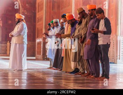 Prière et adoration au Taj Mahal à New Delhi, Inde. Banque D'Images