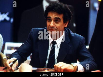 Placido Domingo, chanteur d'opéra espagnol, chef d'orchestre et administrateur artistique, lors d'une conférence de presse à New York, vers 1982 Banque D'Images