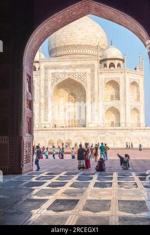 Silhouette des visiteurs du Taj Mahal à New Delhi, en Inde. Banque D'Images