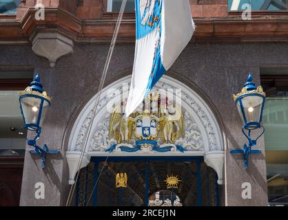 Décoration de la société Tallow Chandlers Hall, drapeau corporatif et armoiries sur le tympan au-dessus de l'entrée. Dowgate Hill, ville de Londres, Angleterre, Royaume-Uni Banque D'Images