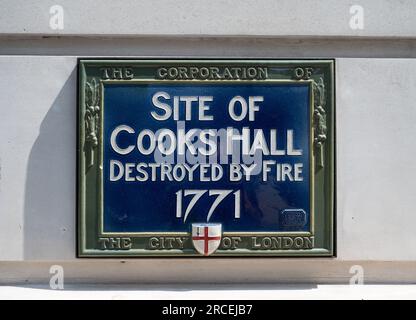 City of London Corporation plaque bleue commémorative historique pour le site de Cooks Hall qui a été détruit par un incendie en 1771. Ville de Londres, Angleterre, Royaume-Uni Banque D'Images