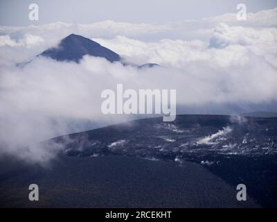 Vue du cratère fumant du volcan actif Shinmoedake dans les nuages de Karakunidake randonnée dans le parc géothermique Kirishima à Kyushu, Japon Banque D'Images