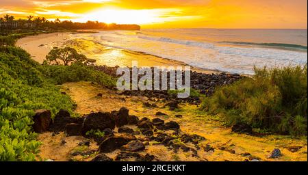Lever de soleil sur le rivage rocheux de Shipwreck Beach, Kauai, Hawaï, États-Unis Banque D'Images
