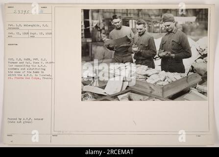 VP. L.E. McLaughlin du signal corps a capturé une image le 13 septembre 1918, montrant les activités du sergent C.E. Pate, Pvt.C.J. Turner et le caporal Ross C. Stiffler. Ils ont été vus annulant les numéros A.P.0. Et les remplaçant par le nom de St. Pierre des corps, France, où se trouvait l'A.P.0. La photographie a été transmise par le censeur de l'A.E.F. et a reçu le numéro de référence 23395. Banque D'Images