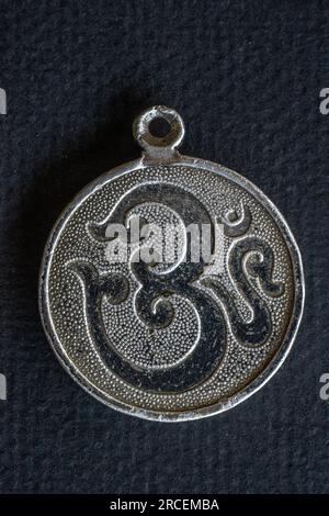 12 19 2017 Vintage Sanskrit Om Sterling pendentif Amulet charme collier Titwala pendentif Kalyan Maharashtra Inde Asie. Banque D'Images