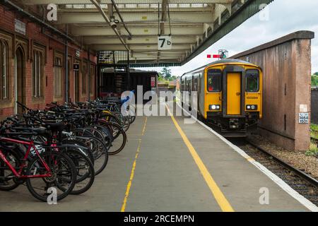 DMU Class 150 numéro 150284 à la gare de Shrewsbury, et un rack de vélos laissé par les navetteurs Banque D'Images