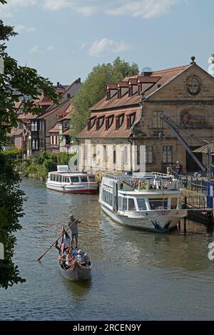 Gondolier, bateau, bateaux d'excursion, rivière Regnitz, Alter Schlachthof, Port, Bamberg, Oberfranken, Bavière, Allemagne Banque D'Images