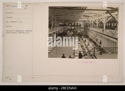 Intérieur de la caserne de la Saunders Trade School à Yonkers, NY. La photographie a été prise pendant la première Guerre mondiale et fait partie de la collection des activités militaires américaines. Elle a été désignée CT 58950 S.A.T.C. Photographe l'a reçu le 4/27/19, avec un numéro de description délivré par une autorité étiquetée au. Remarque : cette légende fournit des informations factuelles sur l'image et inclut des détails relatifs à son utilisation officielle. Banque D'Images