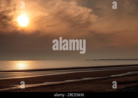 Coucher de soleil sur la mer d'Irlande à Dinas Dinlle sur la côte nord du pays de Galles Banque D'Images