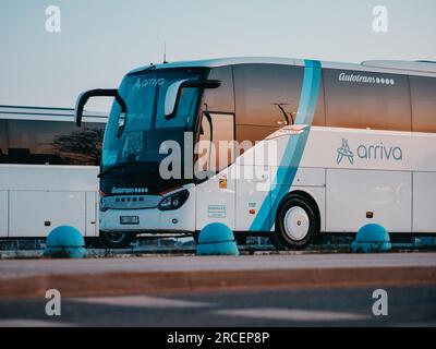 Arriva bus de la société de transport dans le parking. Arriva est le leader croate et l'un des plus grands transporteurs de bus européens. Setra est une marque de passager inte Banque D'Images