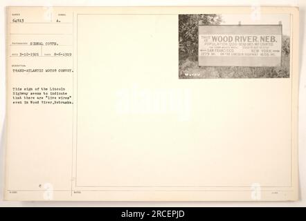 Convoi motorisé Trans-Atlantic. Une photographie de la collection de photographies des activités militaires américaines pendant la première Guerre mondiale montre un panneau sur la Lincoln Highway à Wood River, Nebraska. Le panneau indique que même dans une petite ville comme Wood River, population 1200, il y a des «câbles sous tension» indiquant sa valeur comme point d'arrêt sur le voyage de San Francisco à New York, couvrant une distance de 1779 miles sur la Lincoln Highway. Banque D'Images