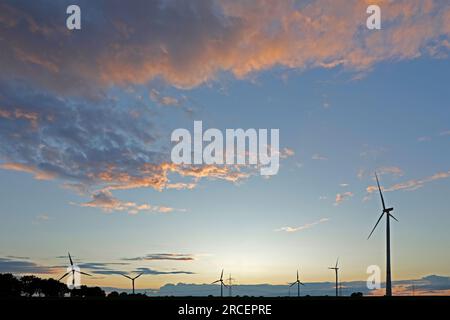 Centrales éoliennes, nuages, rémanence, Melbeck, communauté commune d'Ilmenau, basse-Saxe, Allemagne Banque D'Images