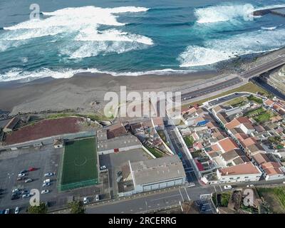 Vue aérienne sur l'urbanisation et le front de mer dans la ville de Ribeira Grande, avec l'océan Atlantique en arrière-plan. São Miguel, Açores Banque D'Images