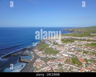 Vue aérienne sur l'urbanisation et le front de mer dans la ville de Ribeira Grande, avec l'océan Atlantique en arrière-plan. São Miguel, Açores Banque D'Images