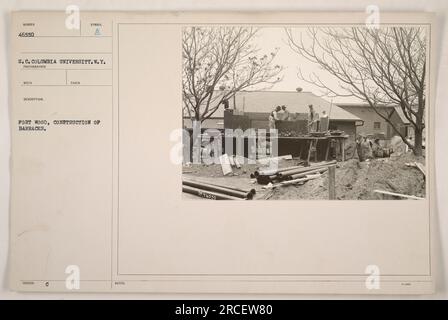 Image montrant la construction de casernes à fort Wood pendant la première Guerre mondiale. La photographie a été prise par un photographe de l'Université Columbia à New York. L'image est étiquetée avec la description 'symbole A prend fort Wood, construction de casernes'. Remarque : photo numéro 46850. Banque D'Images