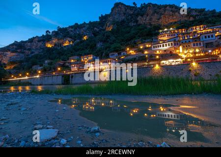 La nuit en Albanie, la ville de Berat est magnifique avec son impressionnante architecture ottomane dominant le ciel sombre. Il capture vraiment la beauté et Banque D'Images