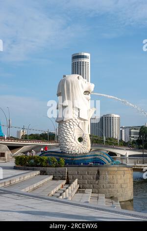 Singapour - 22 octobre 2022 : statue de Merlion au parc Merlion, c'est une créature mythique avec une tête de lion et le corps d'un poisson. Il est utilisé comme un masc Banque D'Images