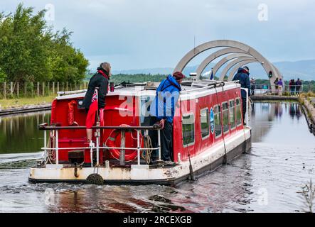 Bateau canal ou barge approchant la roue de Falkirk sur Union Canal Scotland, Royaume-Uni Banque D'Images