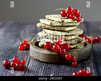 Pas de craquelins de baies de sucre faits de farine de grains entiers, édulcorant et baies fraîches, concept de collation saine. Biscuits à la groseille. Pâtisserie aux baies. Appet Banque D'Images