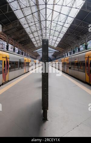 Porto, Portugal - 26 avril 2023 : Architecture classique et à la gare de Sao Bento à Porto avec Comboio de Portugal trains par les quais à l'intérieur Banque D'Images