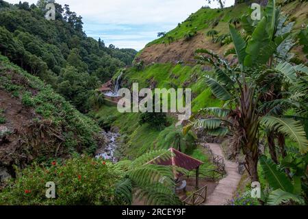 Vue sur le paysage du magnifique jardin botanique de Ribeira do Guilherme avec cascade et plantes exotiques. Nordeste, île de Sao Miguel aux Açores. Banque D'Images