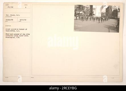 Les membres de la 28th Infantry Band et Color Guard marchent sous une arche lors du défilé de la première division à Washington, DC La photo a été prise le 21 octobre 1919 par le sergent Groat, S.C. L'image est numérotée 63 714 et faisait partie d'une série documentant les activités militaires américaines pendant la première Guerre mondiale. Banque D'Images