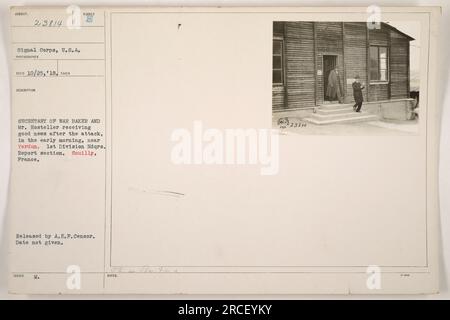 Le secrétaire à la Guerre Baker et M. Hosteller reçoivent de bonnes nouvelles après une attaque près de Verdun. La photo a été prise au Hdqrs de la 1e Division. Section Rapport à Souilly, France. La date de la photo n'est pas indiquée. L'image a été publiée par A.E.P. Censor. Photographie prise par le photographe Reco de signal corps, États-Unis, le 10/25/18. Banque D'Images