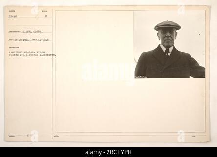 Le président Woodrow Wilson à bord de U.S.S. George Washington, photographié en décembre 1918. Cette image a été publiée plus tard avec la description 'RECO 2-19-1921 PRISE 12-1918 E ÉMISE PAR LE PRÉSIDENT WOODROW WILSON À BORD DE U.S.S.GEORGE WASHINGTON, NOTES 4063446.' Banque D'Images