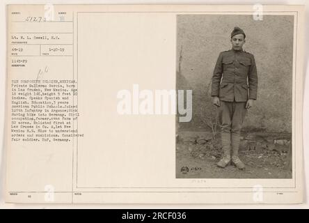 Le soldat Gullermo Garcia, un soldat américano-mexicain, est représenté sur cette photographie. Il est né à Las Cruces, au Nouveau-Mexique, et s'est enrôlé dans l'armée à un jeune âge. Mesurant 5 pieds 10 pouces de haut et pesant 146 livres, il parle espagnol et anglais. Avant de rejoindre l'armée, Garcia a travaillé comme agriculteur, propriétaire d'une ferme de 50 acres. Il possédait une capacité de soldat équitable, mais semblait lutter avec la compréhension des ordres et manifestait de la suspicion. La photo a été prise le 20 janvier 1919 à HUF, en Allemagne. Banque D'Images