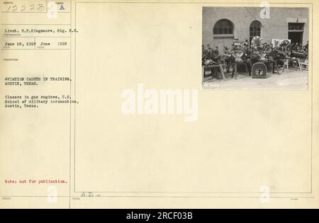 Cadets de l'aviation en formation aux États-Unis École d'aéronautique militaire à Austin, Texas. La photo, prise le 18 juin 1918, montre les cadets qui étudient les moteurs à gaz. Remarque : non destiné à la publication. Banque D'Images