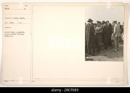 Le major Frank J. Griffen, l'officier responsable de la section des pigeons, Washington D.C., est photographié ici. Cette photographie, portant le numéro d'identification 20615, a été prise par le signal corps en 1918 et fait partie de la collection de photographies documentant les activités militaires américaines pendant la première Guerre mondiale. Banque D'Images