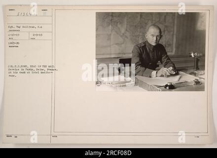 Colonel T.D. Howe, chef du service de courrier à Paris, Seine, France, vu à son bureau à l'Hôtel Mediterrane. Cette photographie a été prise par le sergent Ray Gallivan, un photographe, le 15 avril 1919. Le numéro attribué au sujet est 51364 et la photo a été émise le 9 février 1919. Notes supplémentaires : 57364. Banque D'Images