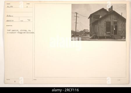 Central téléphonique du gouvernement au Camp Sheridan, Montgomery, ALA. L'image représente un soldat qui fait fonctionner le standard téléphonique, communiquant avec le Camp Hancock, Augusta, Géorgie. Utilisé pour transmettre des informations critiques pendant la première Guerre mondiale. Plus de 62 363 câbles transmis par l'échange. Banque D'Images