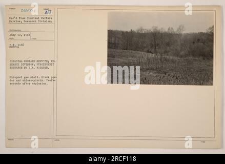 Cette image montre un obus de gaz shrapnel de la recherche pyrotechnique de J.A. Richter, dirigé par la Division de recherche du Chemical Warfare Service pendant la première Guerre mondiale. L'enveloppe contient une combinaison de poudre noire et de chloropicrine. La photo a été prise douze secondes après l'explosion. Banque D'Images