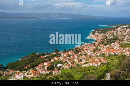 Une vue sur le front de mer de la ville de bol sur l'île de Brac, Croatie. Pris des collines surplombant la ville Banque D'Images