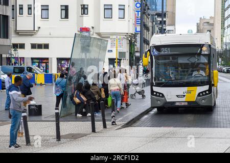 Bus de Lijn à proximité de la gare Rogier à Bruxelles | bus de la compagnie de Lijn a l'arret pres de la station Rogier Banque D'Images