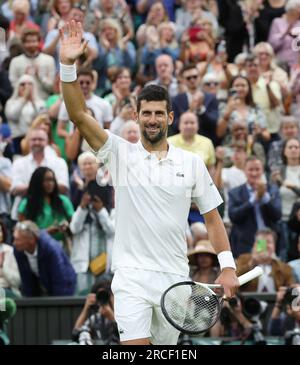 Londres, Royaume-Uni. 14 juillet 2023. Le serbe Novak Djokovic célèbre sa victoire dans son match de demi-finale masculine contre l'Italien Jannik Sinner lors des championnats de Wimbledon 2023 à Londres le vendredi 14 juillet 2023.Djokovic a remporté le match 6-3, 6-4, 7-6. Photo Hugo Philpott/UPI crédit : UPI/Alamy Live News Banque D'Images