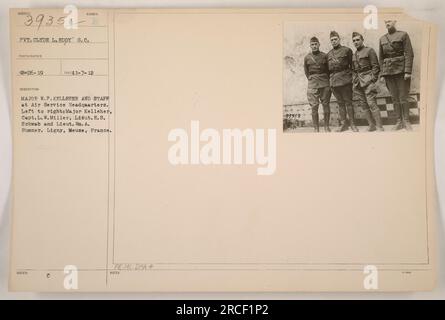 Major W.P. Kelleher et son personnel, le capitaine L.W. Miller, Lieut. E.S. Schwab et Lieut. WM. A. Sumner, photographié au quartier général de l'Air Service à Ligny, Meuse, France pendant la première Guerre mondiale Le soldat Clyde L. Eddy est le photographe crédité. (Photo d'identité : 111-SC-39352) Banque D'Images