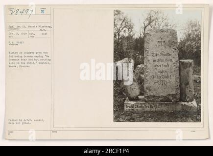 Sergent 1st Cl. Morris Fineberg a capturé une photographie d'une tablette de granit à Montsec, Meuse, France pendant la première Guerre mondiale. La tablette porte un dicton allemand qui se traduit par « nous, Allemands, craignons Dieu, mais rien d'autre au monde ». La photo a été prise le 2 décembre 1918 et a passé devant le censeur de l'A.R.P. Banque D'Images