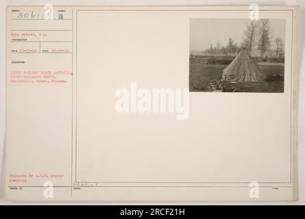 Le sergent Abbott est photographié dans les ateliers de matériaux de la voie ferrée légère d'Abainville à Meuse, en France. L'image a été publiée par l'A.E.F. Censurer le 23 décembre 1918. La photographie porte le numéro B et a été prise le 29 octobre 1918. D'autres notes indiquent que le numéro de série du sergent Abbott est 30615. Banque D'Images
