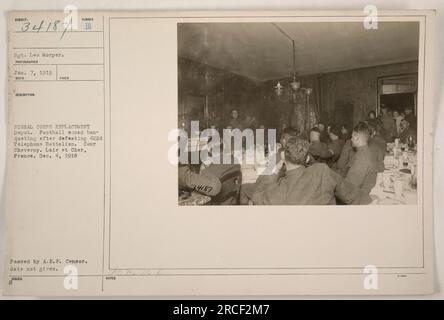 Le Sgt Leo Morper et son équipe de football du 422e Bataillon téléphonique célébrant la victoire avec un banquet à Cour Cheverny dans le Loir et cher, en France. Prise le 4 décembre 1918, cette photo a été reçue au dépôt de remplacement du signal corps et passée par A.E.F. Censurer, bien qu'aucune date ne soit donnée. Banque D'Images