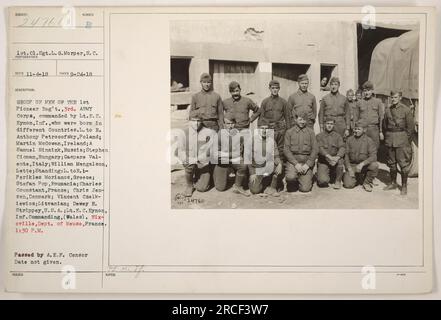 Un groupe d'hommes du 1st Pioneer Regiment, 3rd Army corps pendant la première Guerre mondiale Les hommes sur la photo sont nés dans différents pays, y compris la Pologne, l'Irlande, la Russie, la Hongrie, Italie, Lettonie, Grèce, Roumanie, Danemark, Lituanie et États-Unis. Le commandant est le lieutenant E.C. Eynon du pays de Galles. La photo a été prise à Nixeville, département de Meuse, France. L'heure de la photo est 1:30H. Cette image a été transmise par l'A.E.F. Censurer, mais la date précise n'est pas fournie. (Source : photographies des activités militaires américaines pendant la première Guerre mondiale, Record Group 111-SC, Archives nationales) Banque D'Images