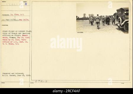 Des officiers français et américains sont vus lors du premier vol d'un avion Liberty à Romorantin, France, le 18 mai 1918. La photographie, prise par le lieutenant Kloo, un agent photo des A.S., capture l'événement historique. Cette image est désignée 111-SC-12460 et reçue le 14 juin 1918. Il a été censuré et publié par le M.I.B. Censurer le 21 juin 1918. Banque D'Images