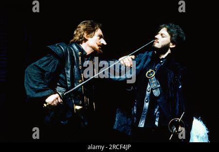 de gauche à droite : Derek Jacobi (Cyrano), Floyd Bevan (Baron Christian de Neuvillette) dans CYRANO DE BERGERAC par Edmond Rostand à la Royal Shakespeare Company (RSC), Barbican Theatre, Londres EC2 27/07/1983 traduit par Anthony Burgess décor : Ralph Koltai costumes : Alexander Reid éclairage : Terry Hands & Clive Morris combats : Ian McKay réalisateur: Terry Hands Banque D'Images