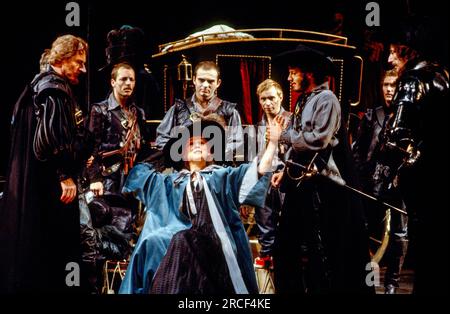 Devant, de gauche à droite : Derek Jacobi (Cyrano), Alice Krige (Roxane), Floyd Bevan (Baron Christian de Neuvillette), John Carlisle (le Comte de Guiche) dans CYRANO DE BERGERAC par Edmond Rostand à la Royal Shakespeare Company (RSC), Barbican Theatre, Londres EC2 27/07/1983 traduit par Anthony Burgess décor : Ralph Koltai costumes : Ralph Reid éclairage : Terry Hands & Clive Morris combats : Ian McKay réalisateur : Terry Hands Banque D'Images