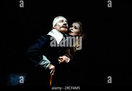 Derek Jacobi (Cyrano), Alice Krige (Roxane) dans CYRANO DE BERGERAC par Edmond Rostand à la Royal Shakespeare Company (RSC), Barbican Theatre, Londres EC2 27/07/1983 traduit par Anthony Burgess décor : Ralph Koltai costumes : Alexander Reid éclairage : Terry Hands & Clive Morris combats : Ian McKay réalisateur : Terry Hands Banque D'Images