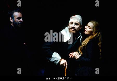 de gauche à droite : John Bowe (le Bret), Derek Jacobi (Cyrano), Alice Krige (Roxane) dans CYRANO DE BERGERAC par Edmond Rostand à la Royal Shakespeare Company (RSC), Barbican Theatre, Londres EC2 27/07/1983 traduit par Anthony Burgess décor : Ralph Koltai costumes : Alexander Reid éclairage : Terry Hands & Clive Morris combats : Ian McKay réalisateur: Terry Hands Banque D'Images