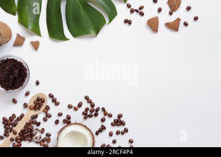 Concept d'auto-soins spa. Composition à plat d'ingrédients de gommage de café maison sur fond blanc avec espace vide, vue de dessus Banque D'Images